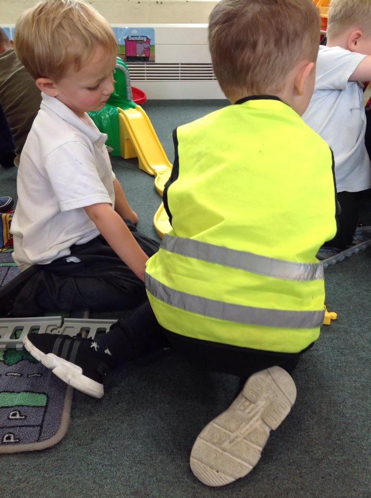 TH_Nursery1's tweet photo. Busy learning with the @THGoldcrests this afternoon. #THLearnN https://t.co/azS9wUX8tY