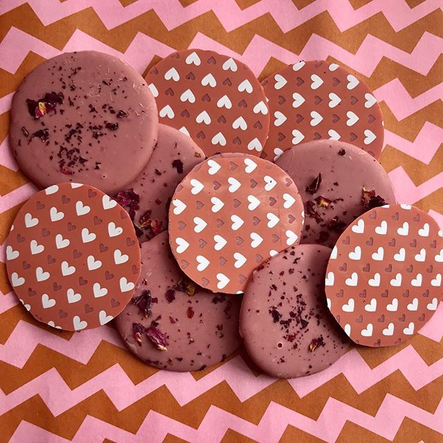 #manictuesday Part 2. Ealing Home start carer’s - more chocolate treats for their party this evening. Here we have #rubychocolate #mendients with dried #rose petals and most important hearts to express their thanks to the wonderful #ealing #carers  #arti… ift.tt/2NJRzej
