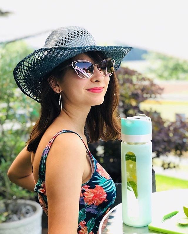PressaBottle's tweet photo. Happy Tuesday 🥰 hope you’re all slaying whatever you’re up to!  We’re starting the day with a strawberry + lemon #pressedwater https://t.co/BPvBYHdzdf https://t.co/ZRlYShMUSY