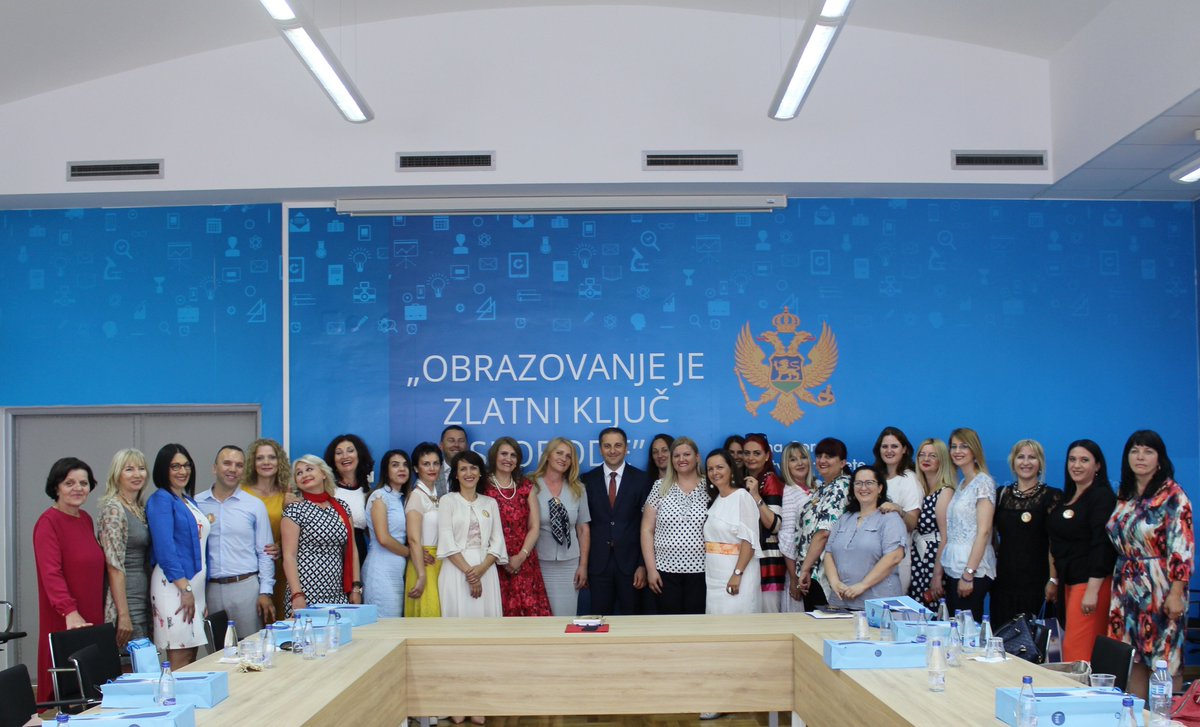 ProsvjetaCG's tweet photo. "Mijenjajte sistem vrijednosti i, uz našu podršku, nikad ne dozvolite da podlegnete pritiscima u vezi sa ocjenjivanjem učenika kojima ste neopravdano izloženi" poručio @damirsehovic na prijemu nastavnika koji su koji su dobili priznanje od Asocijacije najboljih nastavnika EX YU https://t.co/jTFq15Ra6V