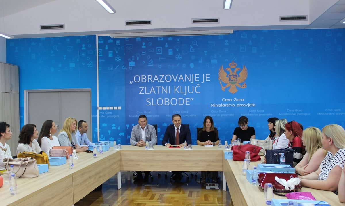 ProsvjetaCG's tweet photo. "Mijenjajte sistem vrijednosti i, uz našu podršku, nikad ne dozvolite da podlegnete pritiscima u vezi sa ocjenjivanjem učenika kojima ste neopravdano izloženi" poručio @damirsehovic na prijemu nastavnika koji su koji su dobili priznanje od Asocijacije najboljih nastavnika EX YU https://t.co/jTFq15Ra6V