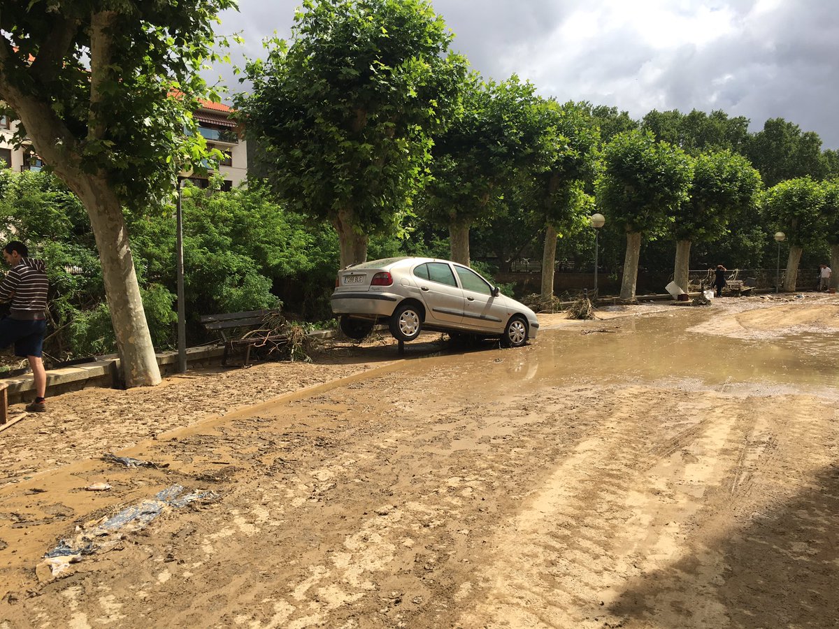 cesarsuros78's tweet photo. Inundaciones en #tafalla por desbordamiento del Río #Cidacos https://t.co/zxWAVqcPs4