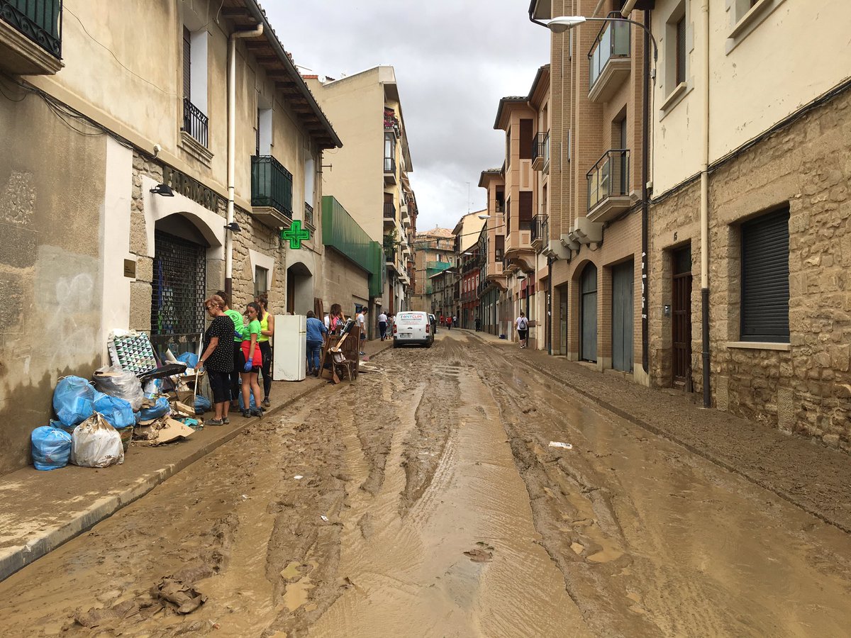 cesarsuros78's tweet photo. Inundaciones en #tafalla por desbordamiento del Río #Cidacos https://t.co/zxWAVqcPs4