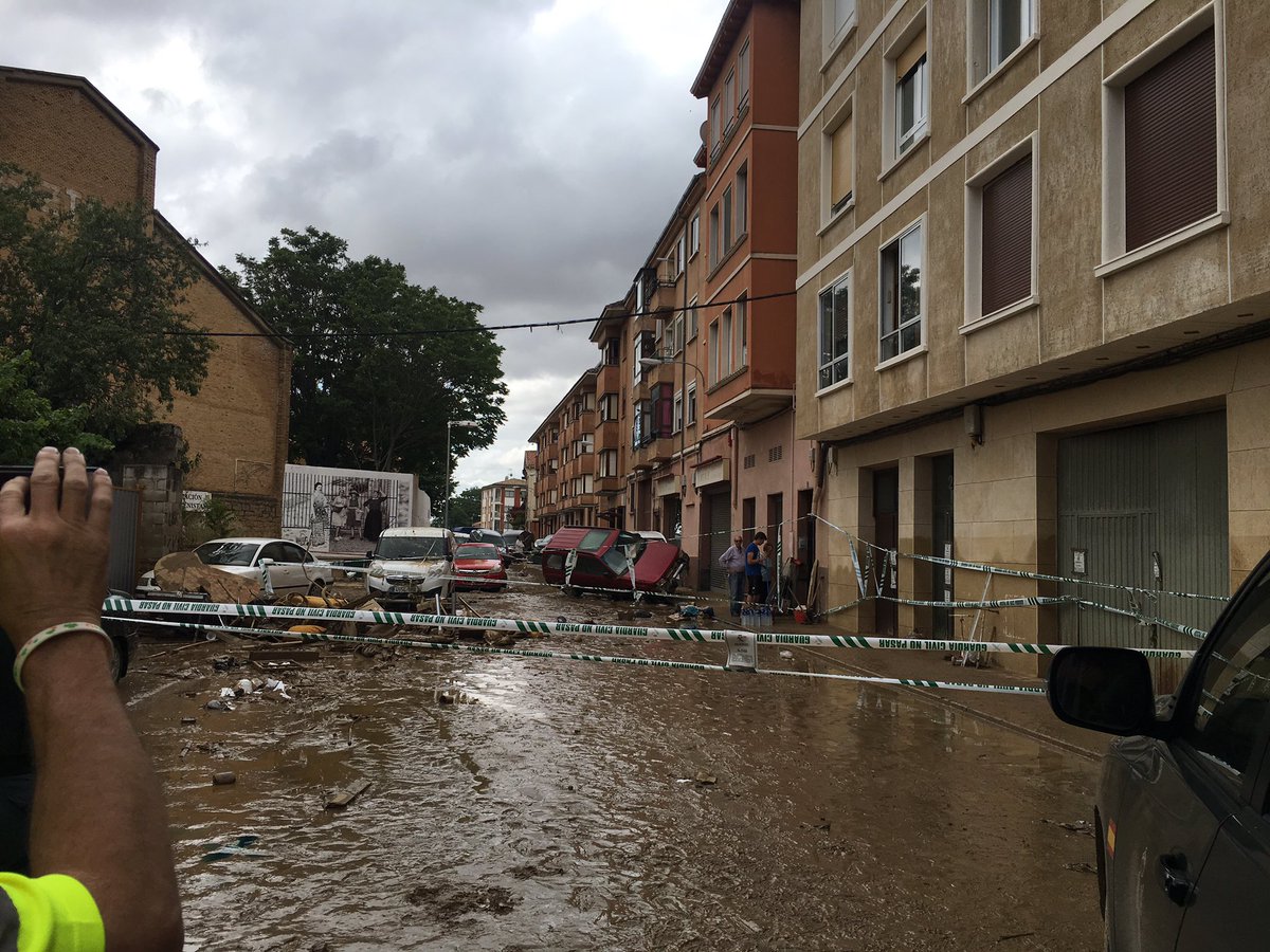 cesarsuros78's tweet photo. Inundaciones en #tafalla por desbordamiento del Río #Cidaco https://t.co/BMMQr4EZnI