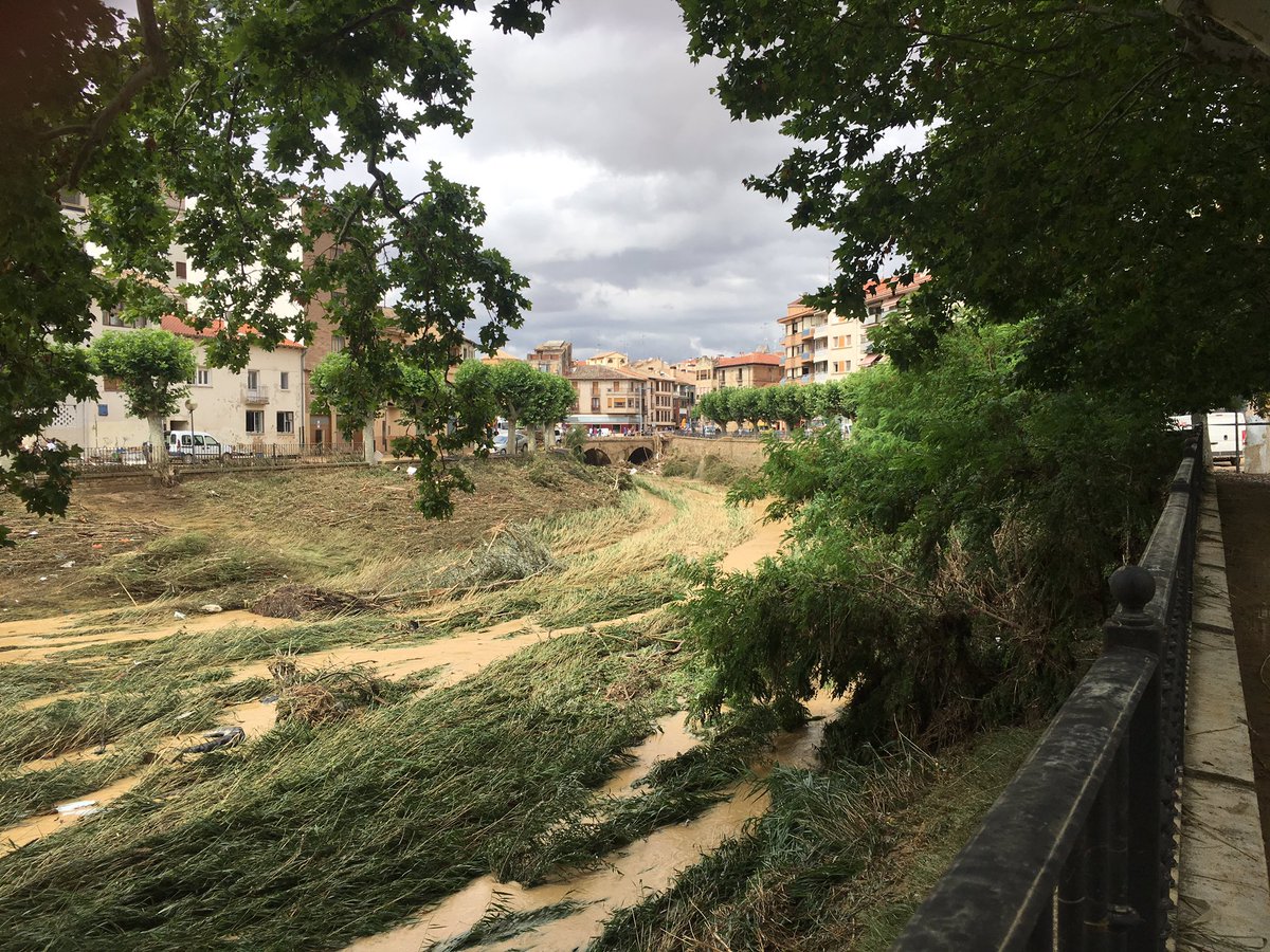 cesarsuros78's tweet photo. Inundaciones en #tafalla por desbordamiento del Río #Cidacos https://t.co/X3QX5IRxu9
