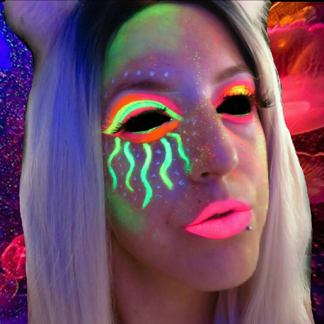 miizzeysworld's tweet photo. Toxic NEON Jellyfish 🐙 this was supposed to be a cut crease but ended up looking like a jellyfish head 😂 
DEETZ:
@makeuprevolution white base concealer.
@aoifescosmetics neon pigments. .
.
.

#MakeupRevolutionPRList #affordablemakeup   #mue  #lashes  #neon #uv https://t.co/HRuEmfZ2iY
