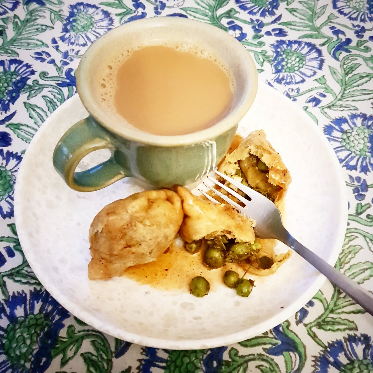 ashjjkk's tweet photo. What the weather calls for ..... #coffee and #samosa 😋
#monsoondelight ☔🌧☔ https://t.co/bImM0R0eRq