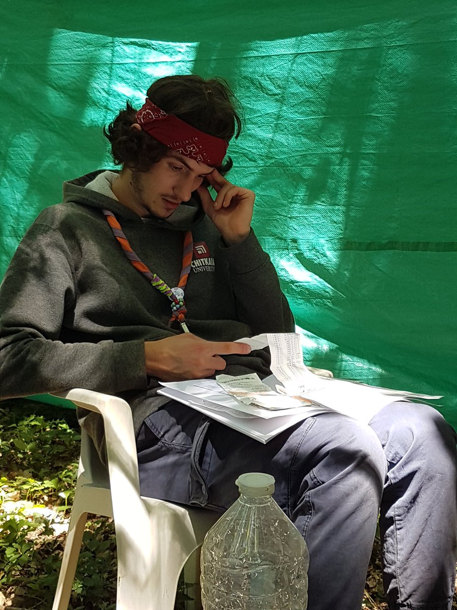 EEUDF_Clamart's tweet photo. Pendant le temps libre des louveteaux, notre comptable est en action #EliazTrésorier #CampLouloux https://t.co/MGx32f5Z4R