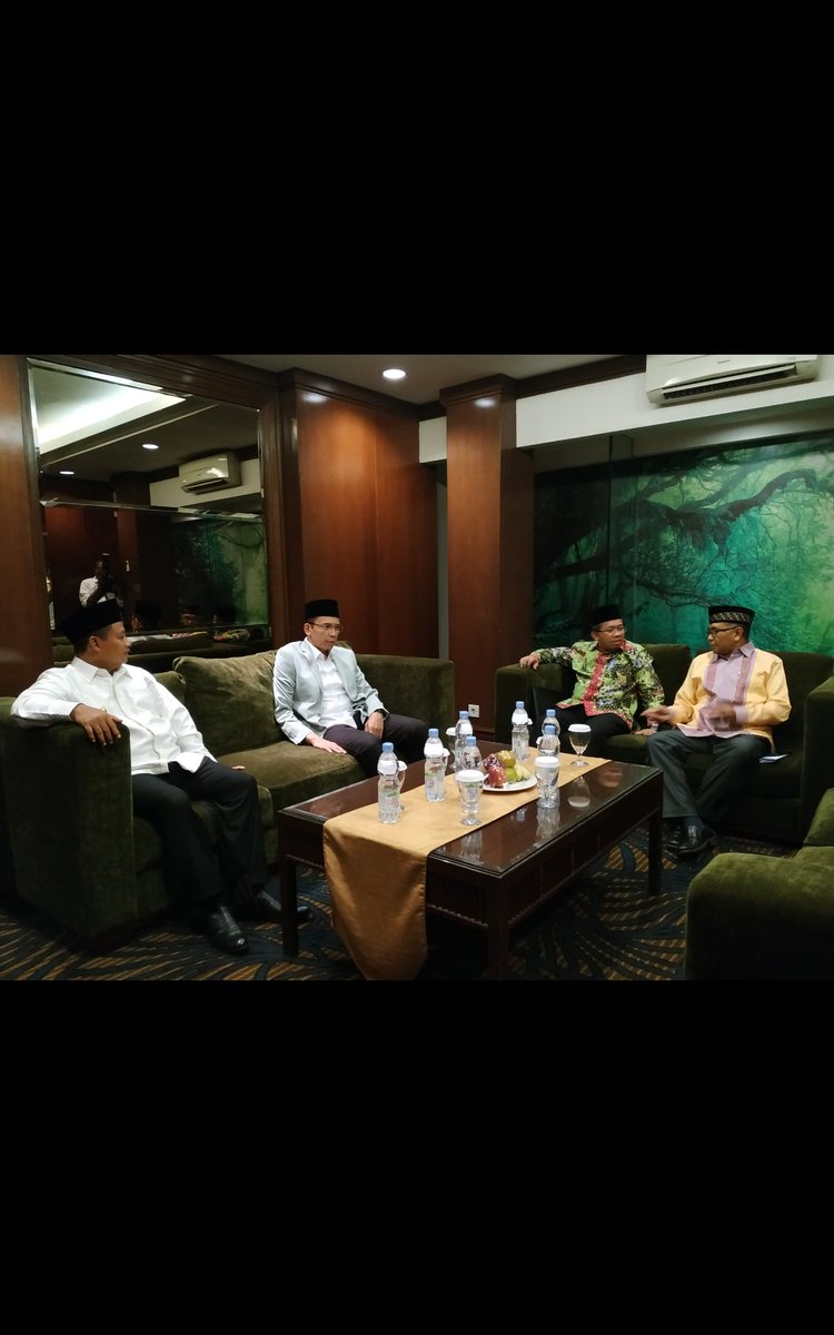 CbbHeryanto's tweet photo. TGB Zainul Majdi menjadi Narasumber menyampaikan makalah " Penerapan Nilai2 Wasatiah dlm terjemahan Al-quran" pd IJTIMA ULAMA AL-QURAN Nasional dg tema "Uji sahih terjemahan Al-quran edisi penyempurnaan" diadakan Kementerian Agama RI Bandung 8 -10 Juli 2019. https://t.co/JLzQBX7g1H
