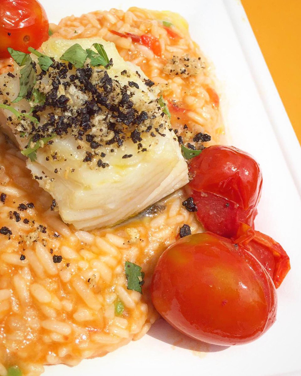 valetedecopaspt's tweet photo. 🔺O #FestivaldaComida #Continente teve 6 pratos concebidos por Chefs e 3 deles foram:

🔺Perna de 🦆 confitada c/🍚 de miúdos e enchidos. 👩‍🍳Marlene Vieira

🔺Bacalhau com 🍚 cremoso de 🍅 e favas. 👨‍🍳Manuel Almeida

🔺Caril Indiano com 🍞 naan. 👩‍🍳Anna Lins

#food #foodie #FCC2019 https://t.co/LxDjxuBTrF
