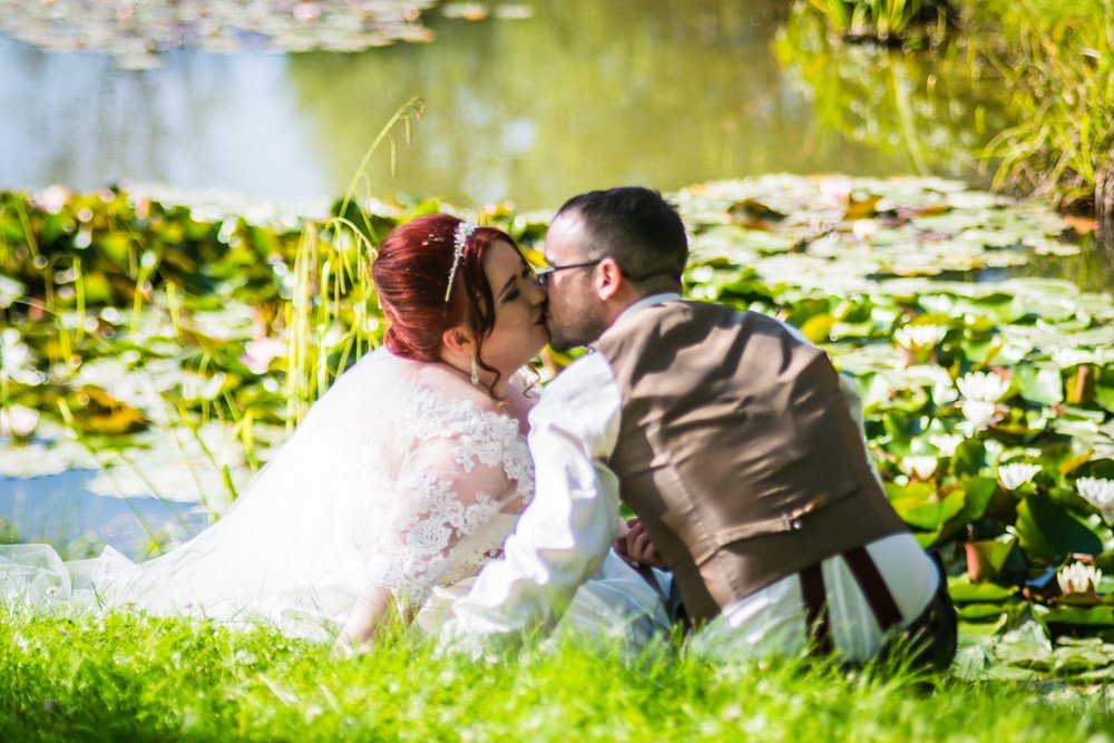 PhotosStuart's tweet photo. Mr and Mrs Lovatt https://t.co/VVzaQHWrZY https://t.co/RYpkJQmiFJ