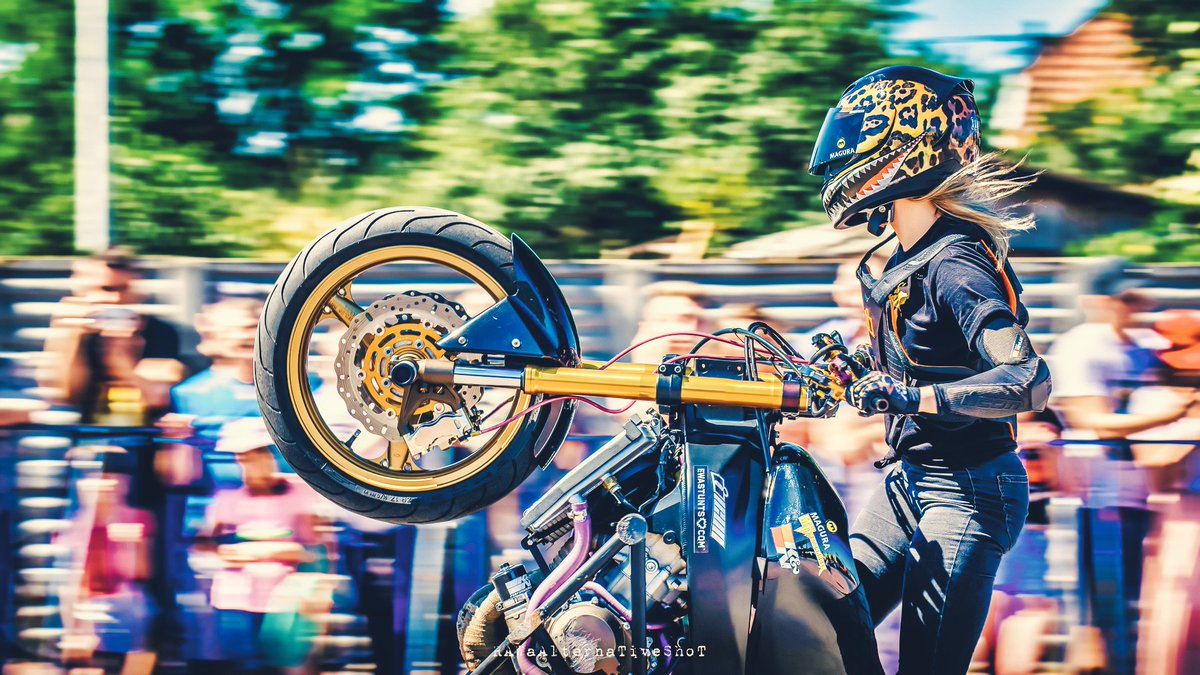 ewastunts's tweet photo. In love with my gold rims by @rimstop.pl along with my brak discs by @ebcbrakesuk
Photo @rawaalternativeshot
Gear @iconmotosports
#ewastunts #girlsride #wheelie #stuntbike #iconmotosports #rideicon #knfilters #magura #ebc #ebcbrakes #helbrakelines #protectedbyd3o https://t.co/xbOW0OCjxU