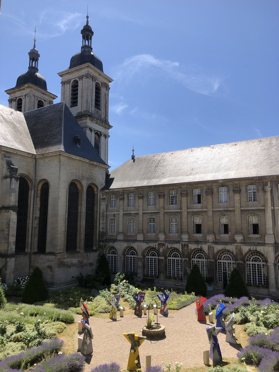 alexandr_simon's tweet photo. Pour faciliter l’action publique, 1700 agents sur 17 sites co-concevront durant 3 jours pour répondre à 150 défis. Wow, le setting... Bisou du Grand Est :) #cnfptinnov2019 https://t.co/o5Qca1Znab