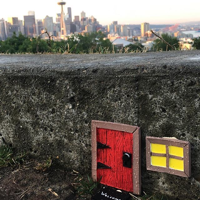 mows510's tweet photo. Seattle Sunrise - I’m in Seattle this week. Any obscure sights I just HAVE to see while I’m here?
.
.
#art #doors #graffiti #streetart #fun #urbancontemporaryart #urbancontemporary #fun #seattle #washington #kerrypark #sunrise https://t.co/shqAbAwI1t https://t.co/SkWuRVQsNu