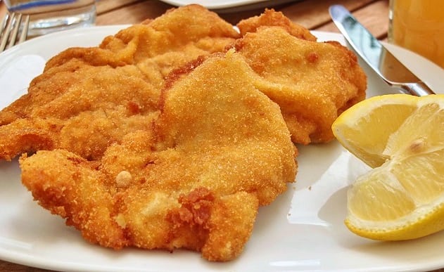 IsraeliRecipe's tweet photo. Here's an easy #kidfriendly recipe that's good as gold-en #schnitzel! Ok puns aside your husband and kids will go wild for this delicious #kosher chicken breast schnitzel.
.
.
.
Thanks to everyone for the support! #RECIPE --> https://t.co/dQDwEe6gGm https://t.co/PZvhfKpFSs