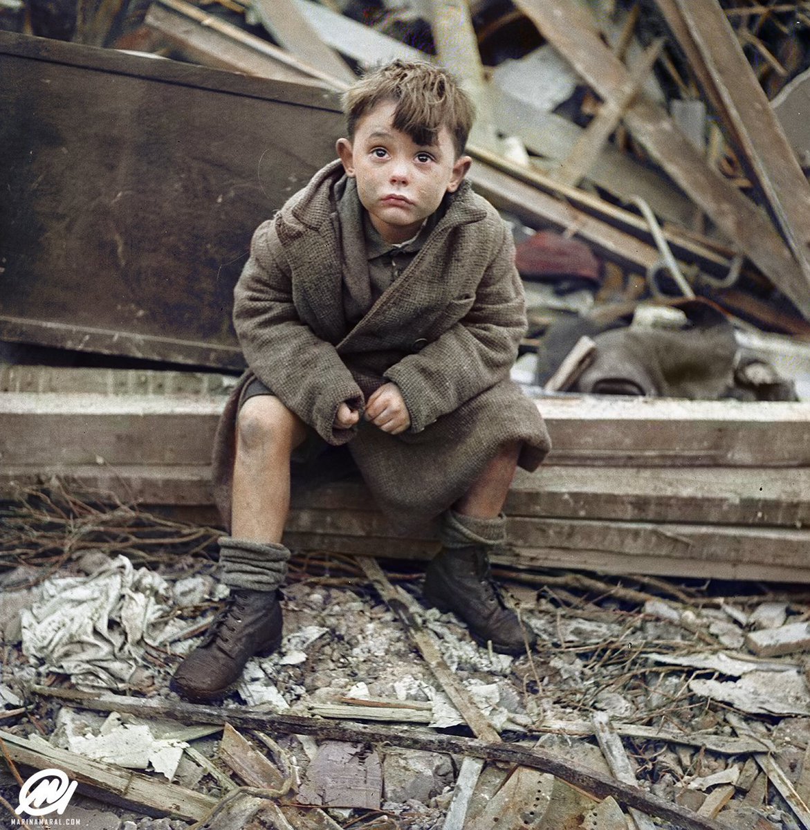 murfitttj's tweet photo. #MarinaAmaral colorized photo by #ToniFrissell of a boy seated in the wreckage of a building after a bombing raid of London during #WorldWarII. 1945
Sadly, 70 yrs later the film of the little #Syrianboy given chocolate from #Turkishsoldier shows the effects of war don't change 💔 https://t.co/njkBV7G8B1