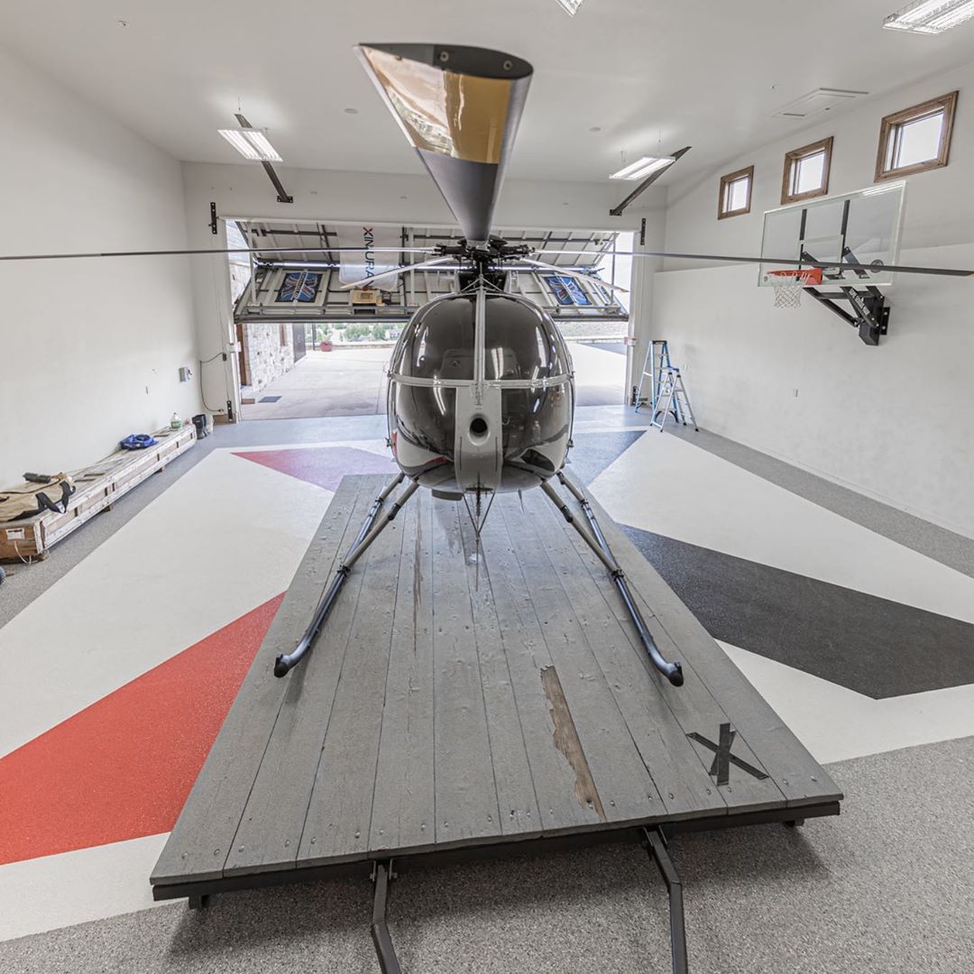 JUSTHELICOPTERS's tweet photo. Lookin' mighty fine there @JParkerLindsey! Love your garage for that #MDhelicopter! Oh, and that basketball hoop is pretty sweet too! 😍 🚁
#Helicopter #Pilot #PilotLife #RotorCraftPro #PilotPerks #hems #RotorHeadNation #RotorNation #Helicoptero https://t.co/mbNOeYSNy6