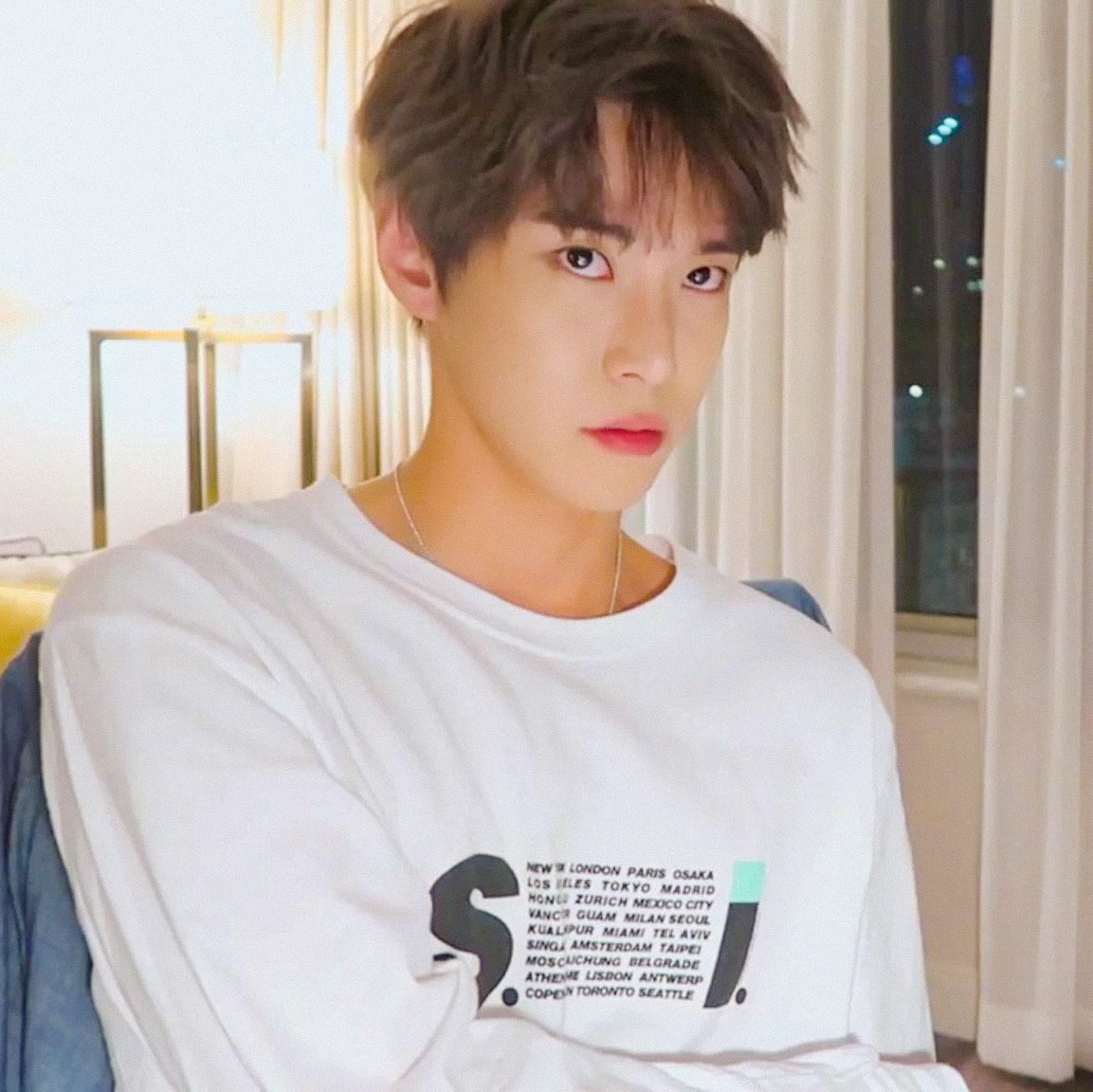 arummanisku's tweet photo. 🌸 °☆°▪︎°☆°▪︎☆° 🌸 

"Kenapa sih cemberut mlulu"
"Kamu ga tau aku tu kangen kamu? Susah banget keknya buat ketemuan"
"Ututu kelinciku ngambek sini senyum dulu hii gigi kelincinya mana"
"Tau ah sini peluk dulu"

#NCTZenSelcaDay 🌱
#DOYOUNG 🐰
@NCTsmtown_127 https://t.co/j0E7pnGiJW