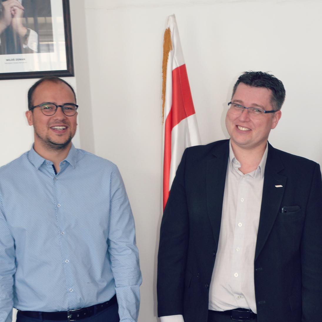 TomVlach8's tweet photo. Setkání s prorektorem UJEP prof. Doulíkem k podpoře zahraničních výměn studentů mezi 🇺🇲 a 🇨🇿 Univerzita je náš blízký partner 🤝 https://t.co/c8opOxC5SM