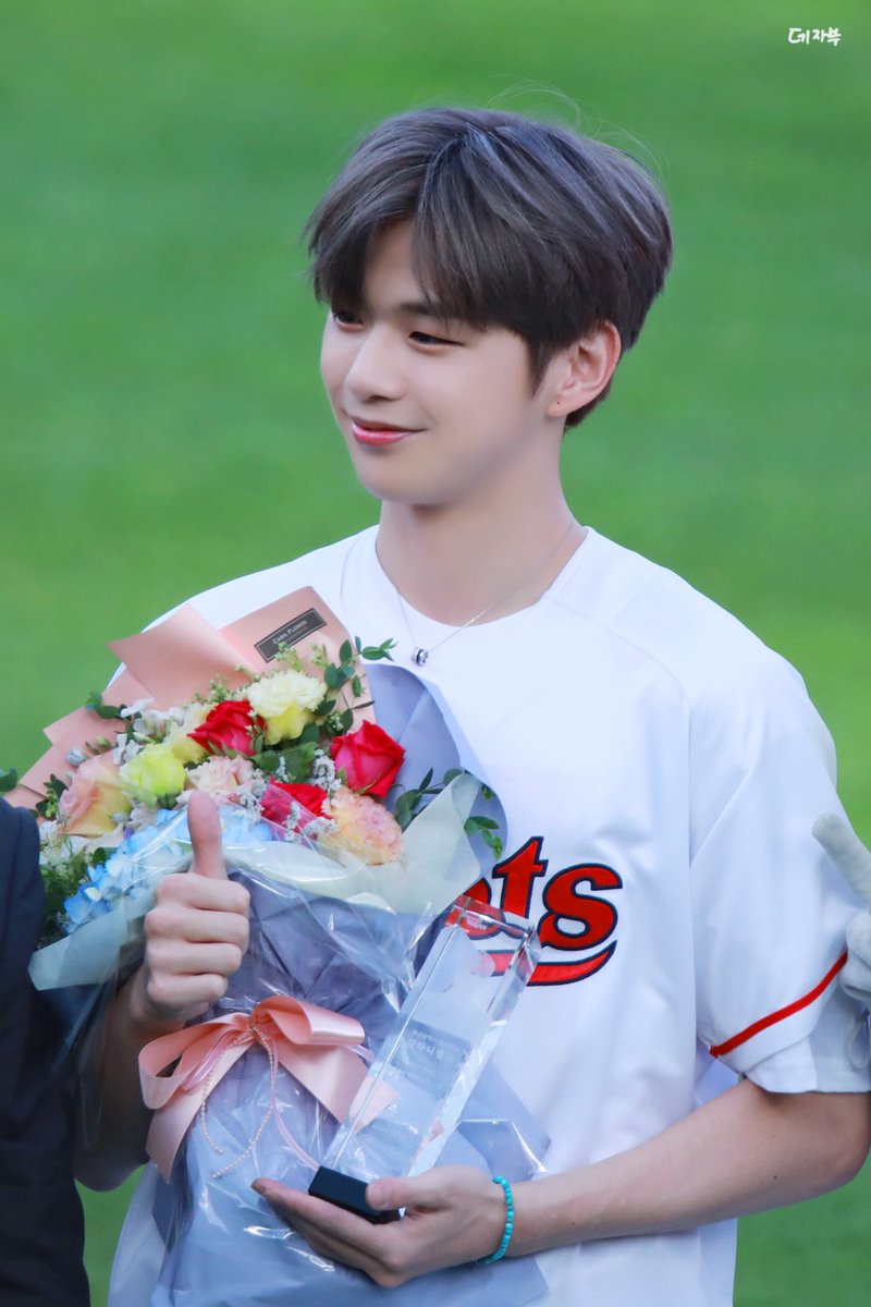 DEJAVU_danik's tweet photo. 190709 #강다니엘 롯데자이언츠 승요❤️
다니엘 앞으로 자주만나❗️ https://t.co/1xm8og3Djg