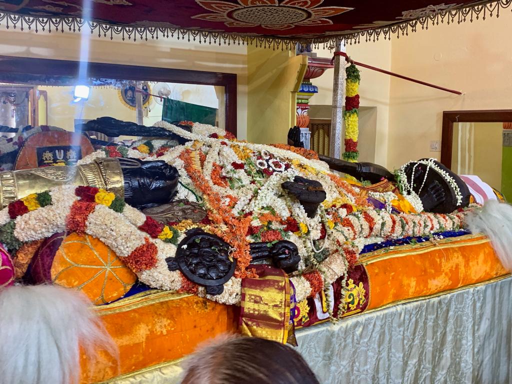 gowripurachandr's tweet photo. ಕಂಚೀ ವರದರಾಜ-"ಅತ್ತಿ ವರದ"ನ
ಸೋದೆ ವಾದಿರಾಜ ಮಠಾಧೀಶರಾದ ಶ್ರೀ ವಿಶ್ವವಲ್ಲಭ ತೀರ್ಥ ಶ್ರೀಪಾದರು  ದರ್ಶನ ಪಡೆದರು.

Sri Vishwavallabha Thirtha Swamiji of Sri Sode Vadiraja Matha took holy Darshan of Diety Athi  Varada of Kanchi  Varadaraaja. https://t.co/QdFXB1hw1t