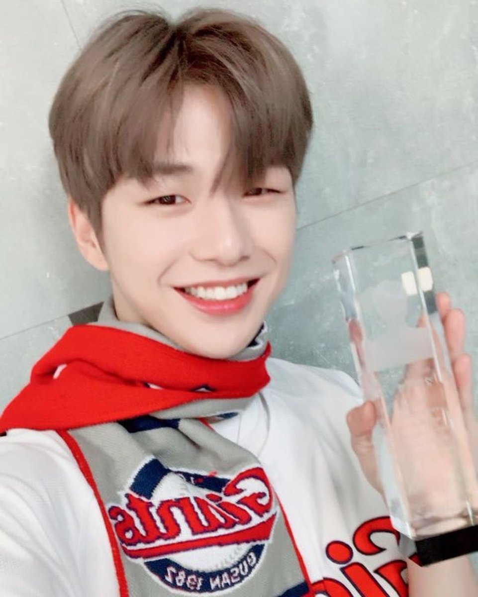 _jjaena's tweet photo. 승리요정 강다니엘 ❤️🖤
#부산의아들_강다니엘

https://t.co/k90t5Pm81V https://t.co/y5SqXrkB2z