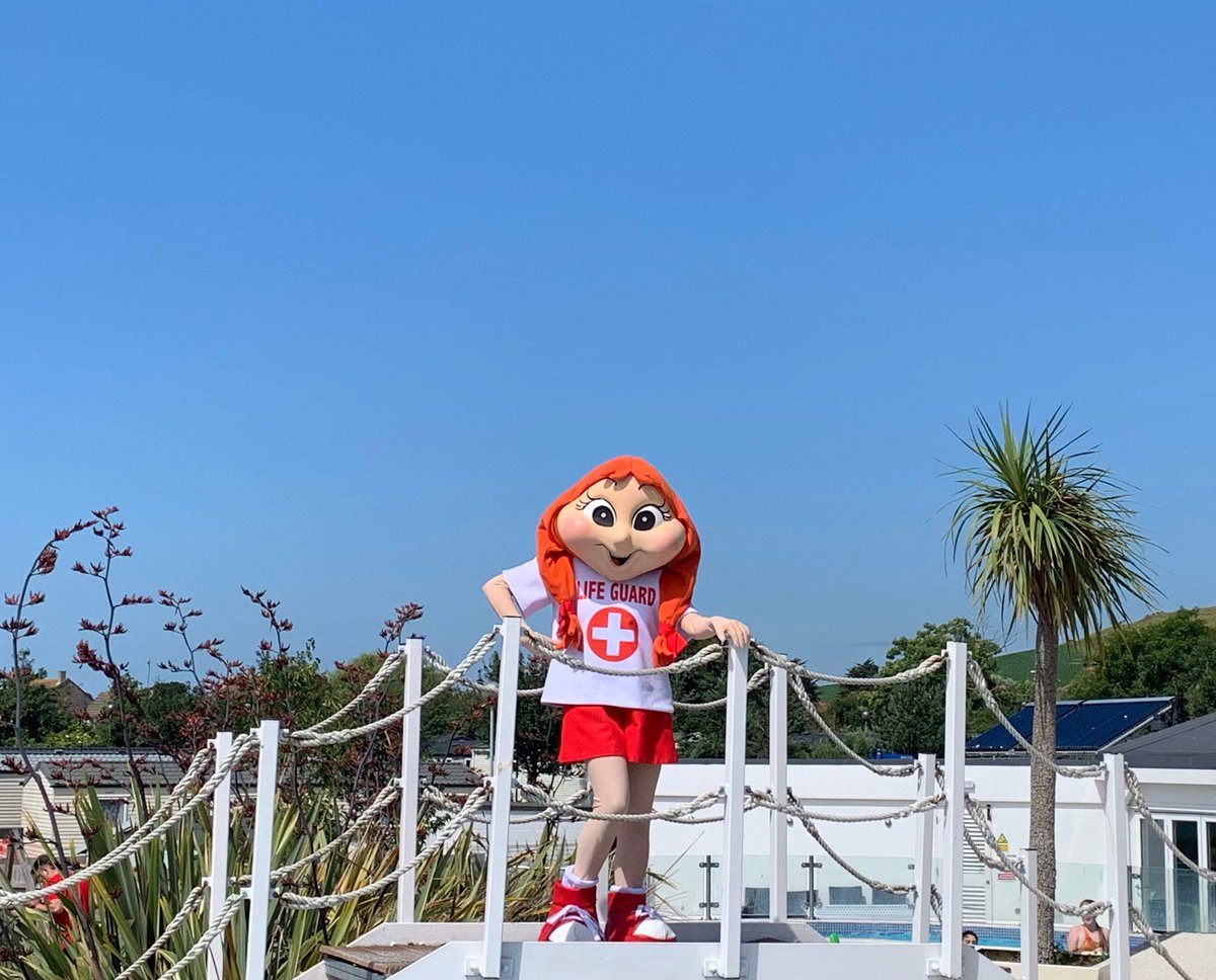 J_HaRdY_'s tweet photo. Polly the Lifeguard helping out at the pool this morning in the beautiful sunshine here at #weymouthbay @haven #makingmemories #memoriesthatlastalifetime https://t.co/0CmMx3vJq8