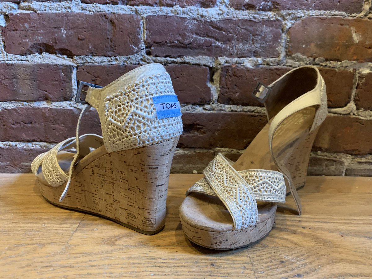 queenhotdog_'s tweet photo. Last night I was talking to a friend about how much I’d love to have a pair of @TOMS wedges but can’t afford them. Lo and behold what did I find at @outfittersnh this morning? TOMS wedges. For $5. In my size! #thrifty https://t.co/TSoYV3gldj