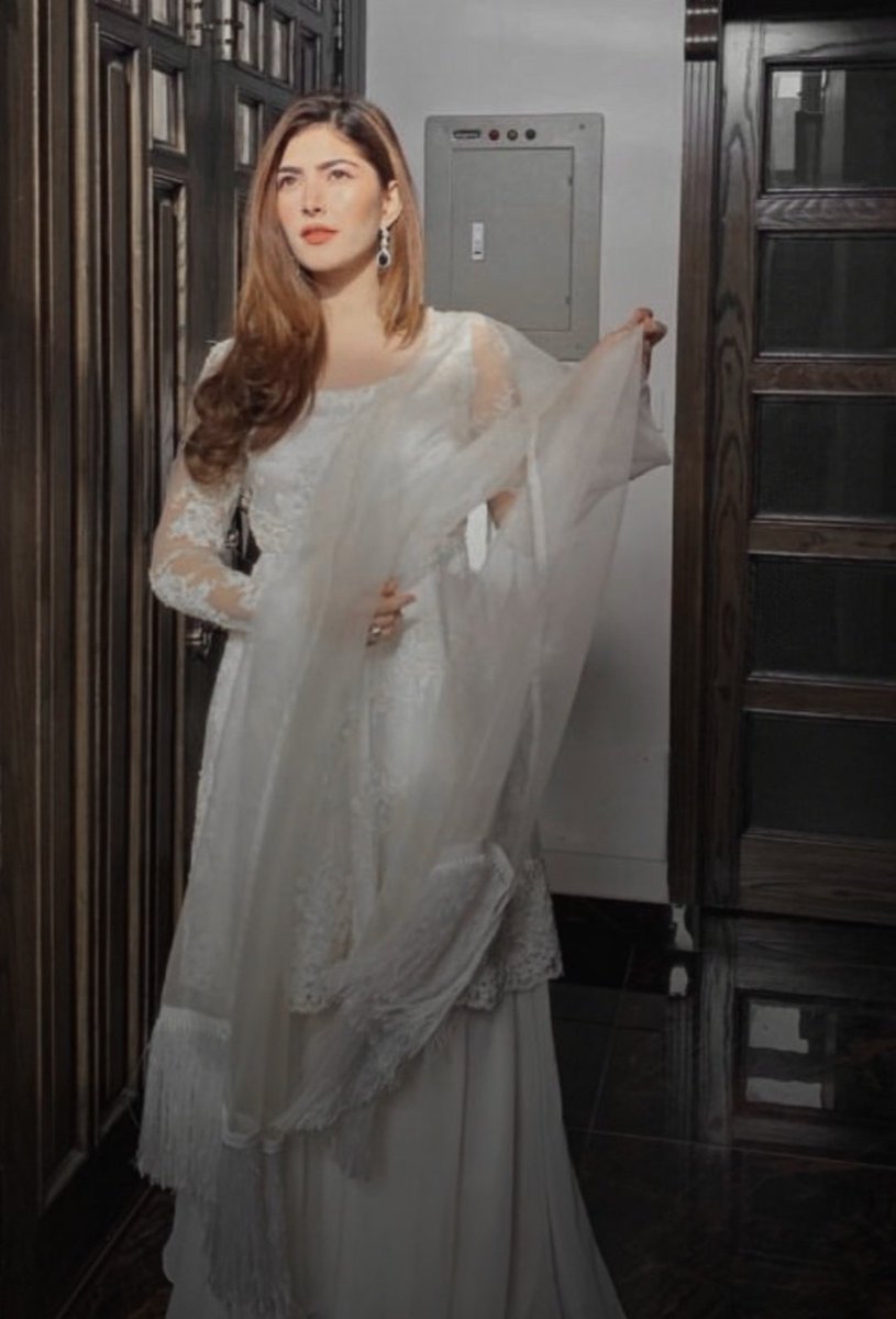 A grief-stricken lover who mourns the defeat of his love, a Pakistani girl who marries according to her family& #39;s wish. He seeks solace in a brothel but finds himself falling for the lead dancer, until his past shows up in front of him like a ghostA modern day take on Devdas