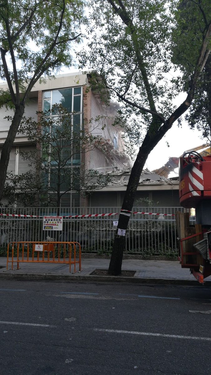 madridcyp's tweet photo. ESTÁN DERRIBANDO EL COLEGIO ALEMÁN (1958-1961) ¿Qué pasa en Madrid, que despreciamos sistemáticamente nuestra ciudad y su arquitectura?
¿Va a hacer algo nuestra Directora de Patrimonio, @PalomaSobrini al respecto? https://t.co/lTP7pi6Yzd