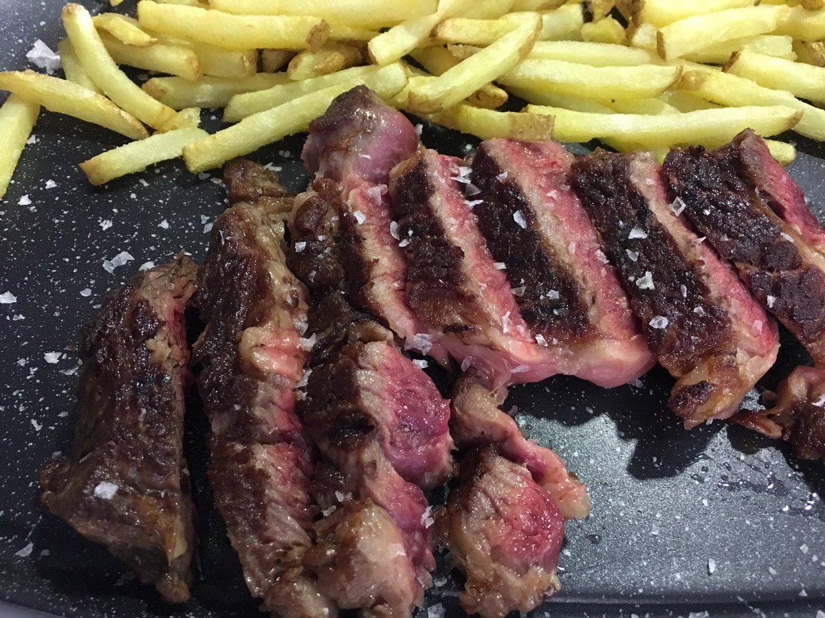 El mejor asador de carnes de Gijón y uno de los pocos sobresalientes de Asturias. <a href="/RLaBolera/">Restaurante LaBolera</a> de Cuco Álvarez. Excelente cecina y una chuleta de angus a la altura.