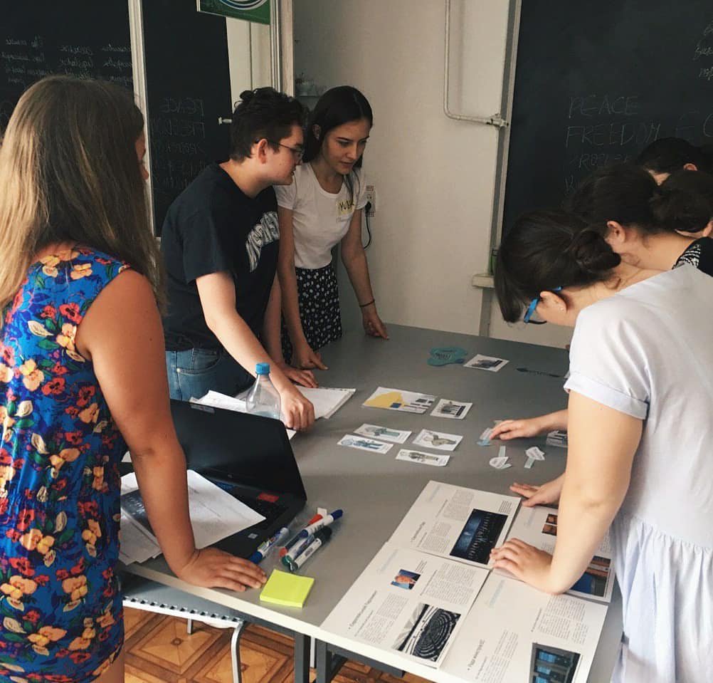 FLEXWESTUKRAINE's tweet photo. June 17 Lyudmyla Seryohina’18, the FLEX CR from Volodymyr-Volynskyy, coorganized a Crash Course “Understanding Europe” in Youth Club MOLODI together with speakers Andriy Kashyrskyy’18, Yulianna Kolotylo’18 and Valeria Yefimenko. 
@AC_Global @FLEXWESTUKRAINE https://t.co/QB7T01wRRE