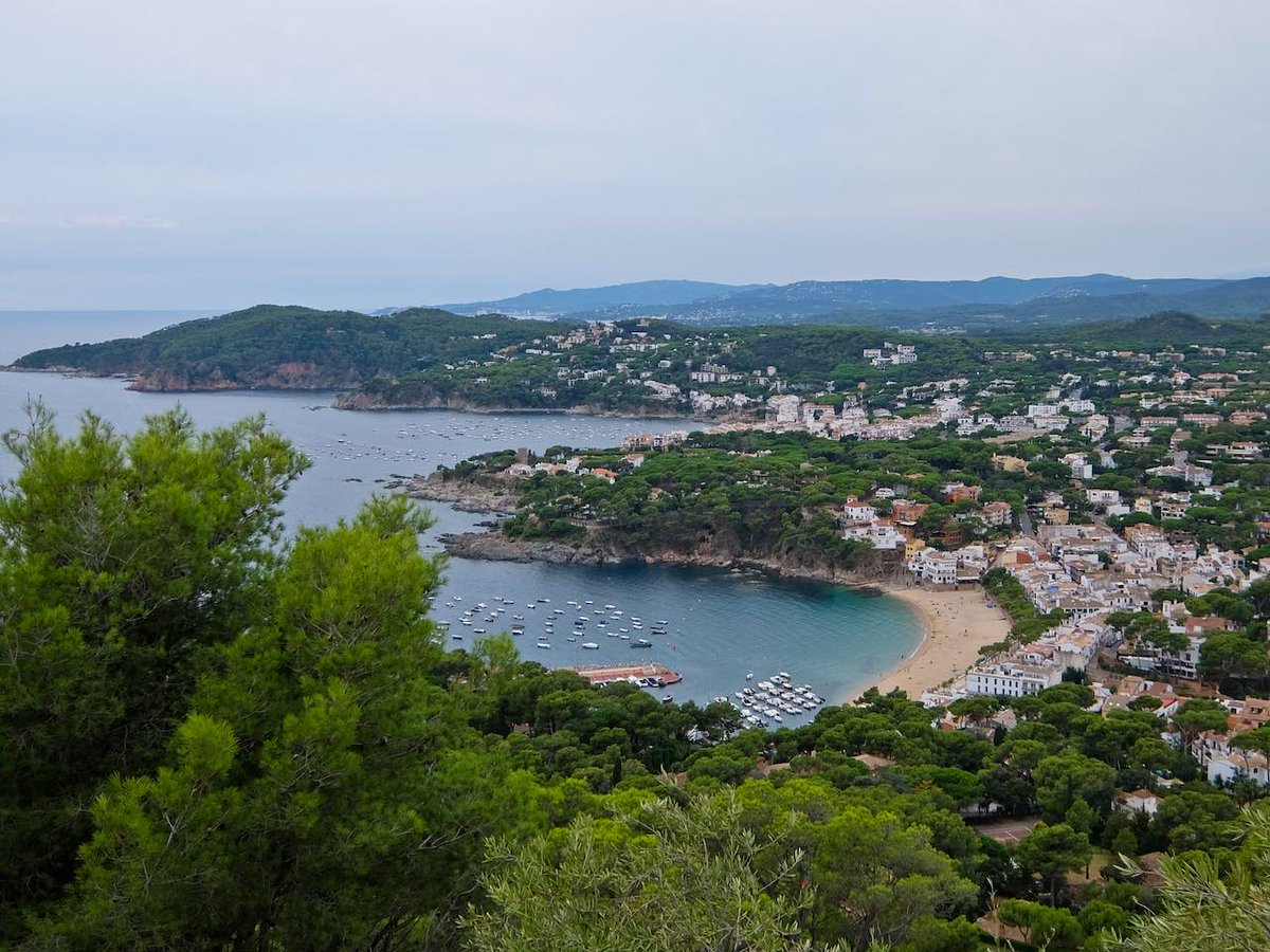 TravelMagazine's tweet photo. Spend a weekend break in #Girona, Catalonia. Only 90 minutes from Barcelona, the city and its surroundings offer medieval villages, heritage sites and untouched Costa Brava coastline. 

Find out what you should explore in this remarkable region ➡️ https://t.co/ikHUaZmvs3 https://t.co/lUsvJnbsI7
