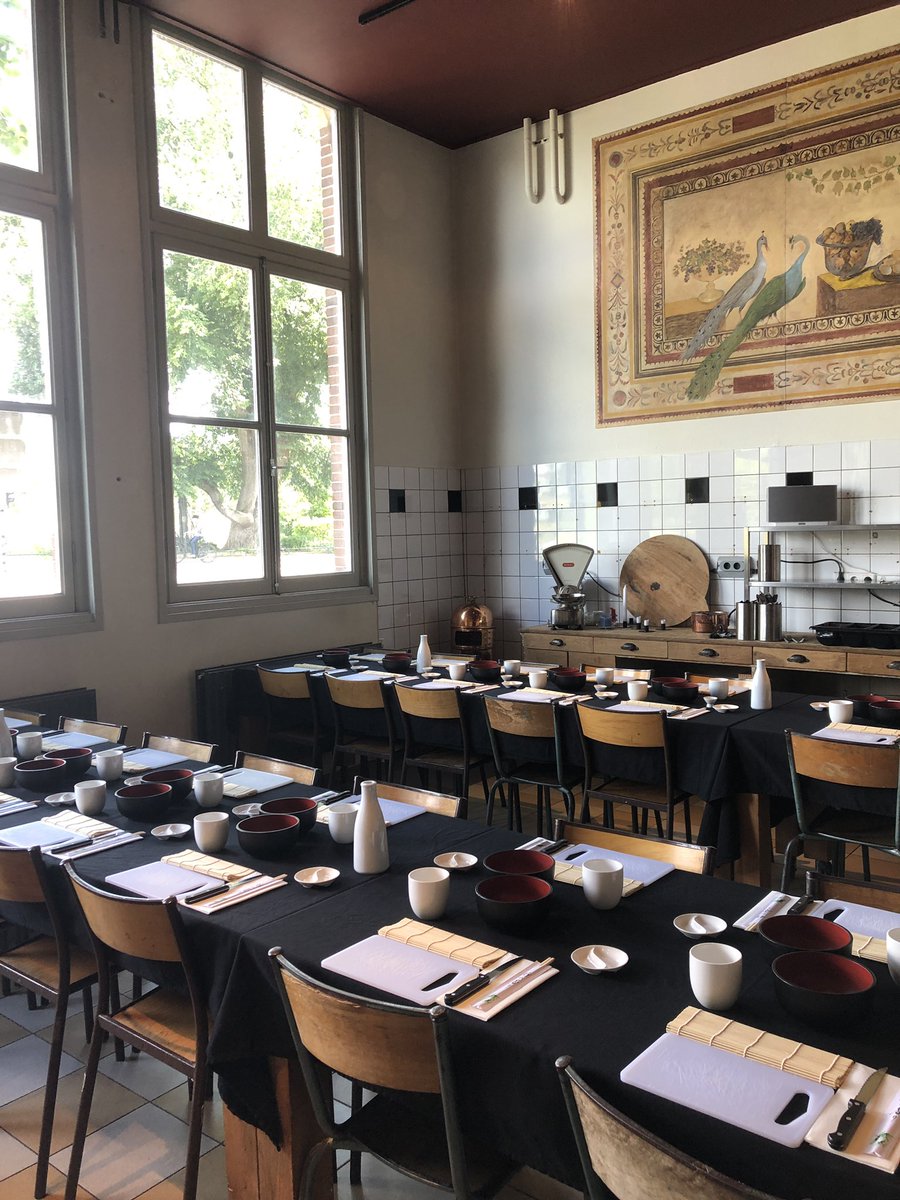 RolandBes's tweet photo. Sushiworkshop voor 35 personen in Amsterdam. Het samen rollen en proeven kan zo beginnen @smaaknederland #sushiworkshop https://t.co/mLCrcMqYRs