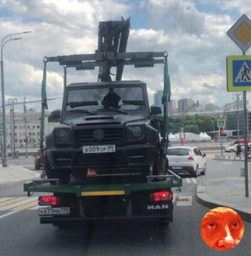 offsider_'s tweet photo. Гелендваген Александра Кокорина эвакуировали в Москве за нарушение правил стоянки. 

Джип с номерами ВОР 009 эвакуатор забрал недалеко от дома, где живут Кокорин с женой.

Такой «гелик» должен стоять в тюрьме. https://t.co/zJYrfuUIwo