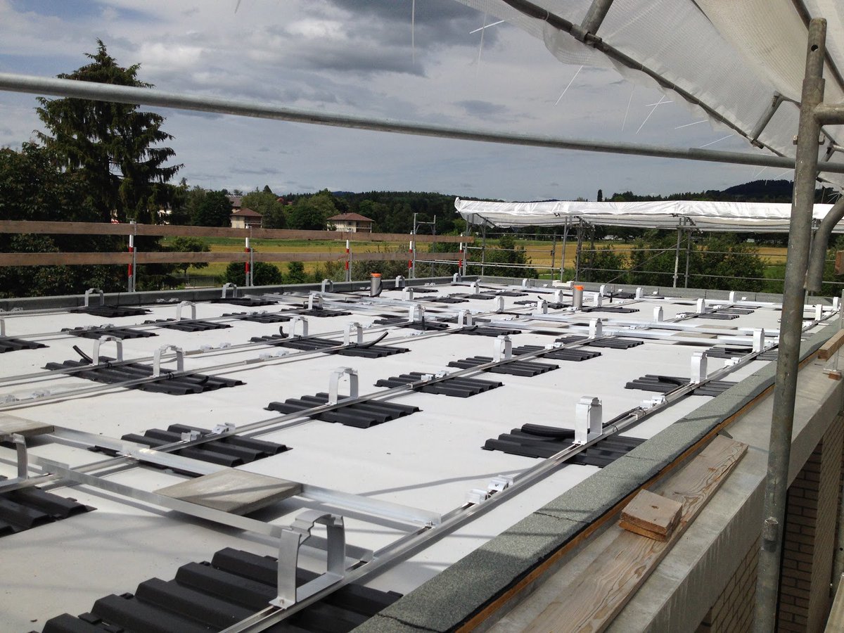 Die Selbstbauer haben auf dem Flachdach eines Neubaus in Münsingen innerhalb von 5 Stunden die komplette Unterkonstruktion einer 16 kWp PVA aufgestellt!
#solarenergie #selbstbaugruppe #wirbauendieenergiewende #flachdach #photovoltaik #sonnenstrom
#Münsingen
