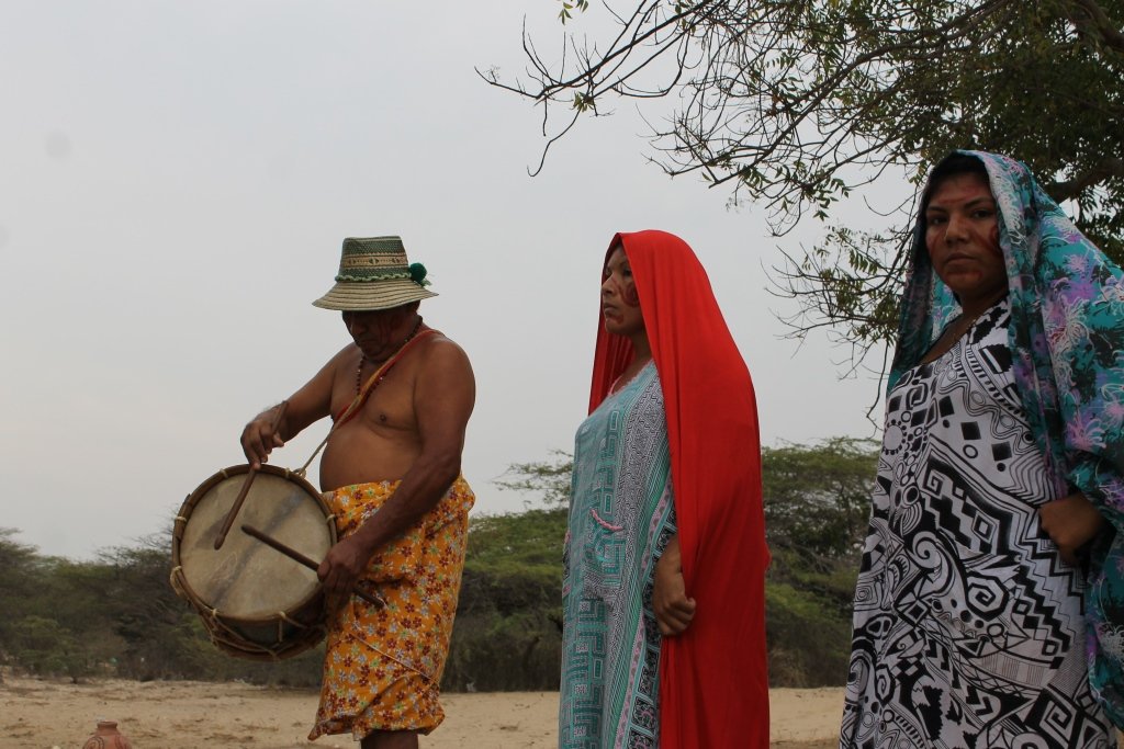 La Yonna, Consolidación de las Tradiciones del Wayúu loscuentosdemitierra.wordpress.com/2019/07/09/la-…