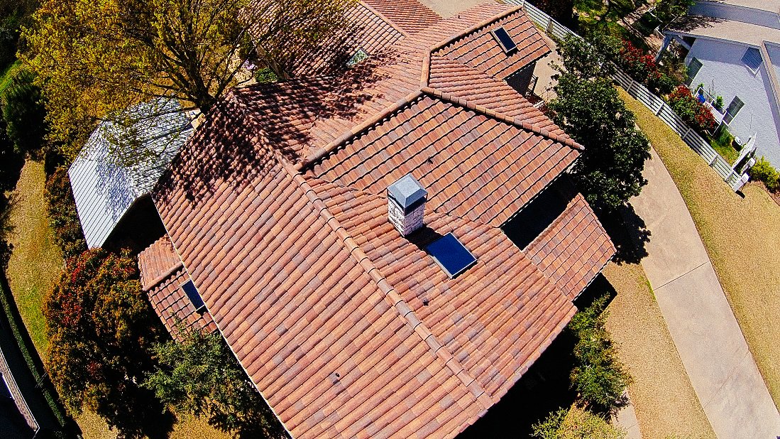 Chandlerroofs's tweet photo. Nothing like the aerial view of a beautifully installed concrete tile roof. We're ready to answer all your roofing questions and schedule a free inspection. Give us a call at 817-548-7555 today.#haildamage #texashomes #roofer #roofing #roofreplacement #dallasroofer #stormdamage https://t.co/gm64DUZcZu