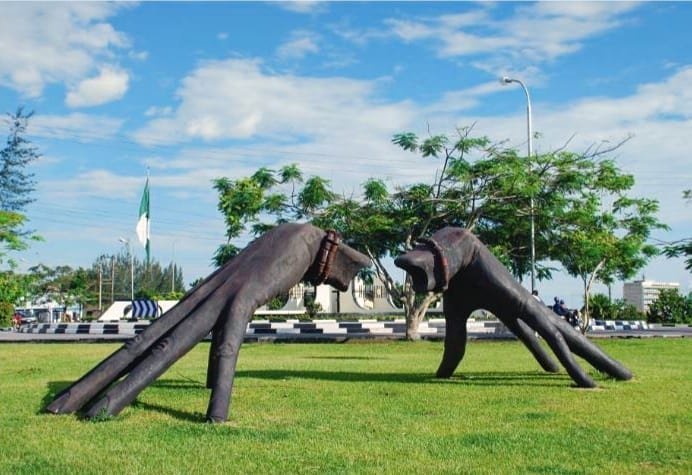 TheMetroHotCal's tweet photo. #PicOfTheDay
The Giant hand sculpture.
An intriguing piece of art located adjacent the Millennium Park, which turns out to be one of the many attractions you can look forward to when visiting Calabar.
#TranscorpHotelsCalabar #Calabar
#TravelTuesday #experiencecalabar https://t.co/vlnJdppqE7