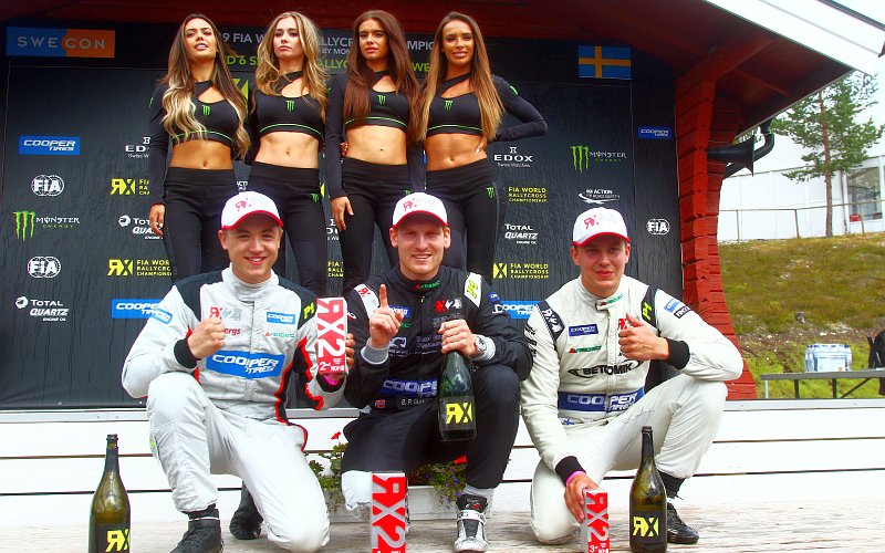 Urheiluuutiset's tweet photo. Kallion synkkä alku Höljesissä kääntyi samppanjajuhliksi - "Ei mietitä pistetilannetta" https://t.co/VR2FeQRmHh #WorldRX #HöljesRX #TheMagicWeekend @jkallioracing https://t.co/44QLtB09jh