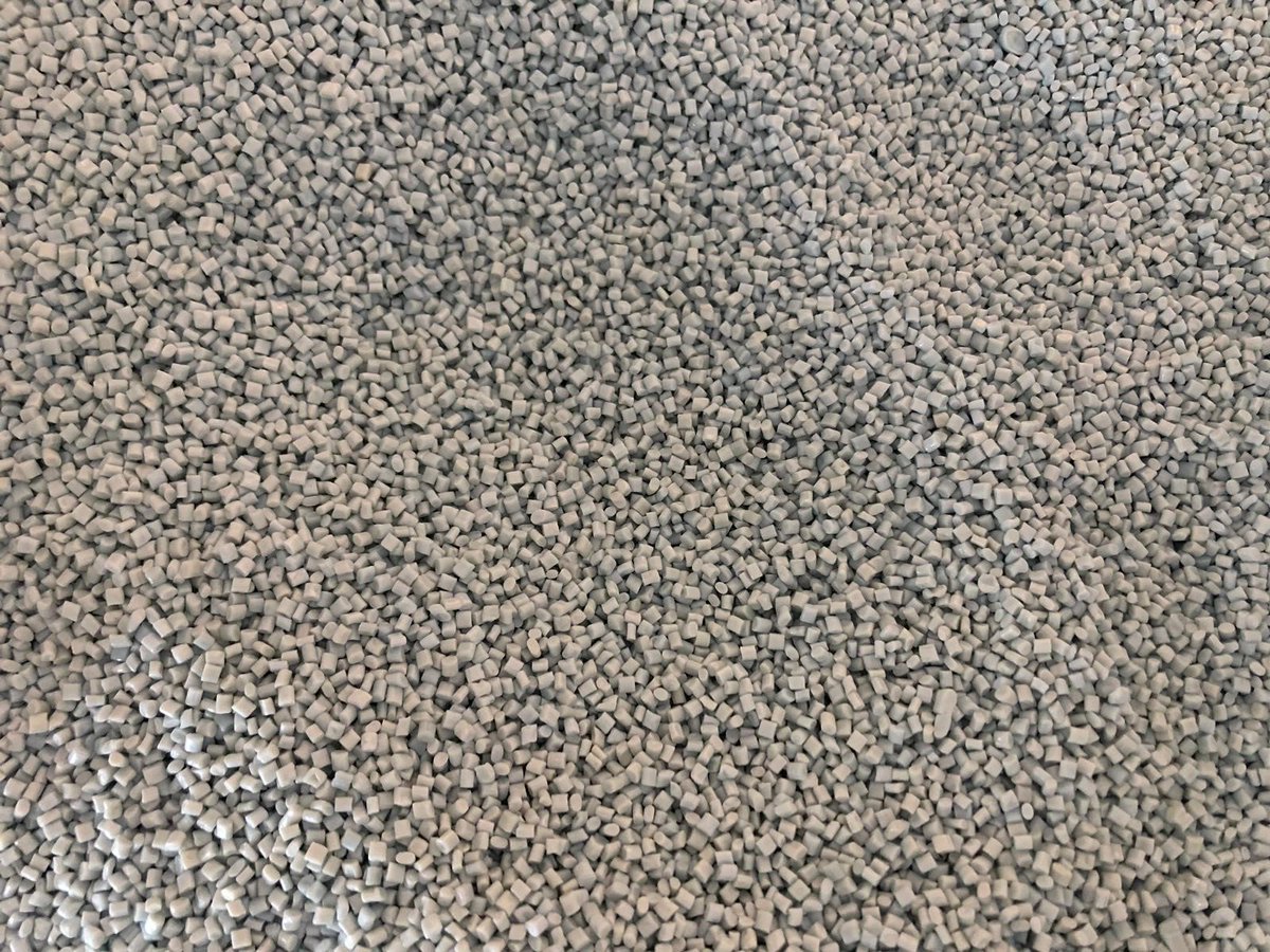 En visite à l’usine France Plastique Recyclage en #IDF qui recycle le PET des bouteilles en #plastique. <a href="/suez/">SUEZ</a> et <a href="/Paprec_Group/">Paprec Group</a> favorisent l’usage du r-PET dans les produits de #consommation pour réduire l’empreinte environnementale des emballages #plastiques. #EconomieCirculaire