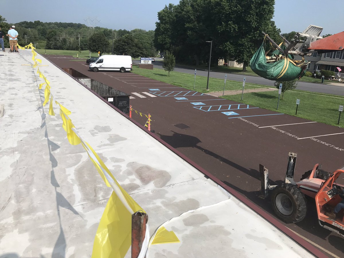 NashElementary's tweet photo. Roof construction continues at Nash!  @npsd https://t.co/bmIAMYj4Z9