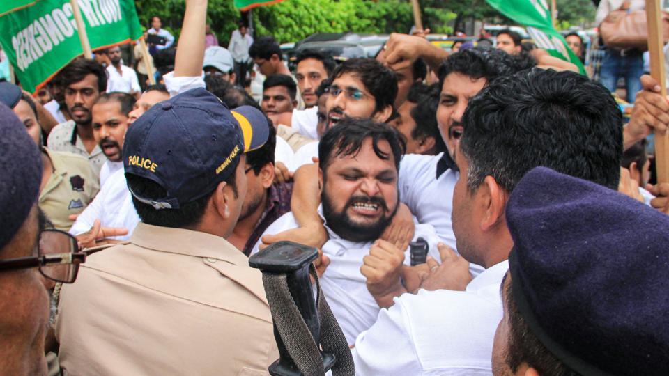 htTweets's tweet photo. #KarnatakaCrisis | Karnataka rebels left for Goa. Mumbai rains, and traffic forced them to head back

https://t.co/i6a1fy1Qby https://t.co/1D56gWkmMm