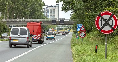 Op de #A325 is in noordelijke richting alleen de rechter rijstrook beschikbaar. De vangrail in de middenberm wordt gerenoveerd. Voor de veiligheid van weggebruikers en wegwerkers is de linker rijstrook afgesloten en is de snelheid verlaagd naar 70 km/uur. gelderland.nl/A325-N325.html