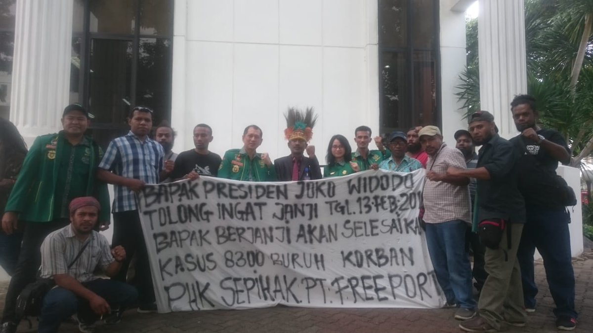 Kami mengibarkan spanduk tagih janji , dari luar istana sampai dalam istanapun kami kibarkan.
kami mohon pak <a href="/jokowi/">Joko Widodo</a> menepati janjinya tgl 13-FEB 2019 saat bertemu kami di istana merdeka jakarta.  bapak yg berjanji bapak juga yg harus tepati.
Tolong di baca pak <a href="/jokowi/">Joko Widodo</a>