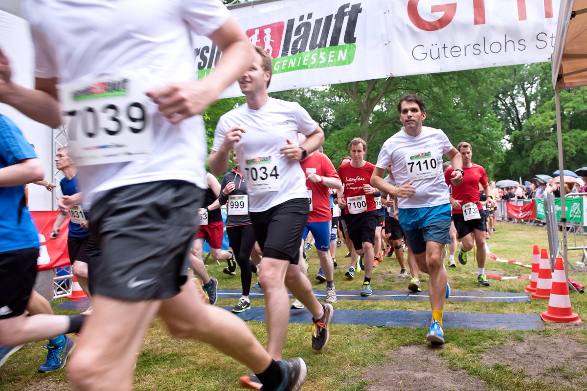 Bertelsmann_DE's tweet photo. 260 Bertelsmann Läufer*innen nahmen am Samstag am Stadtlauf #Güterslohläuft teil und erliefen dabei eine 1.500 Euro Spende für die @Schlaganfall_Dt, Von den 63 Teams des BeFIt Laufs belegte das Azubi-Team „Jung, Dynamisch, Erfolglos“ den 2. Platz. Glückwunsch! #WasUnsAntreibt https://t.co/GTRYFoMPFg