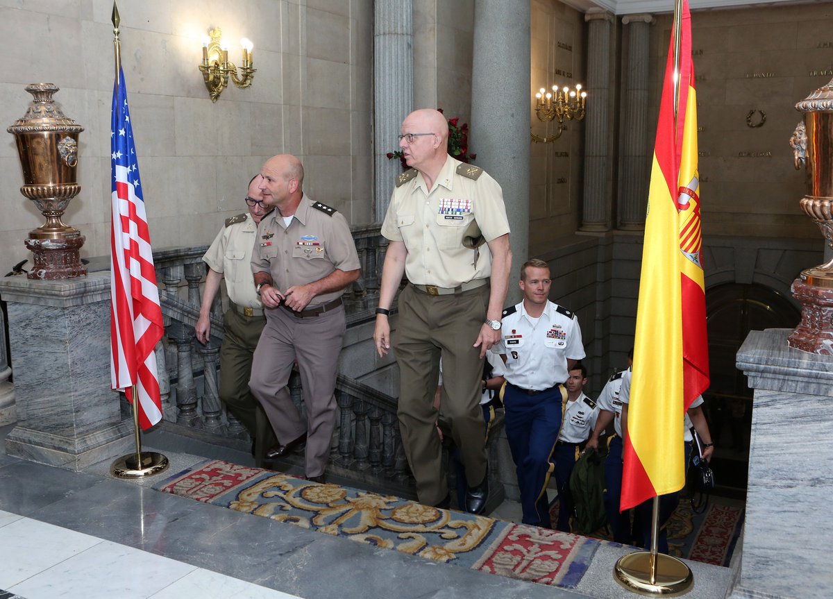 EjercitoTierra's tweet image. El TG Chirstopher Cavoli, Jefe Ejército EEUU Europa #USAREUR @USArmyEurope realiza una visita a España. Ha sido recibido en C.G. #EjércitodeTierra para reunión de trabajo con el Estado Mayor del Ejército sobre diversos temas: Operaciones exterior, Fuerza 2035, etc. #StrongEurope