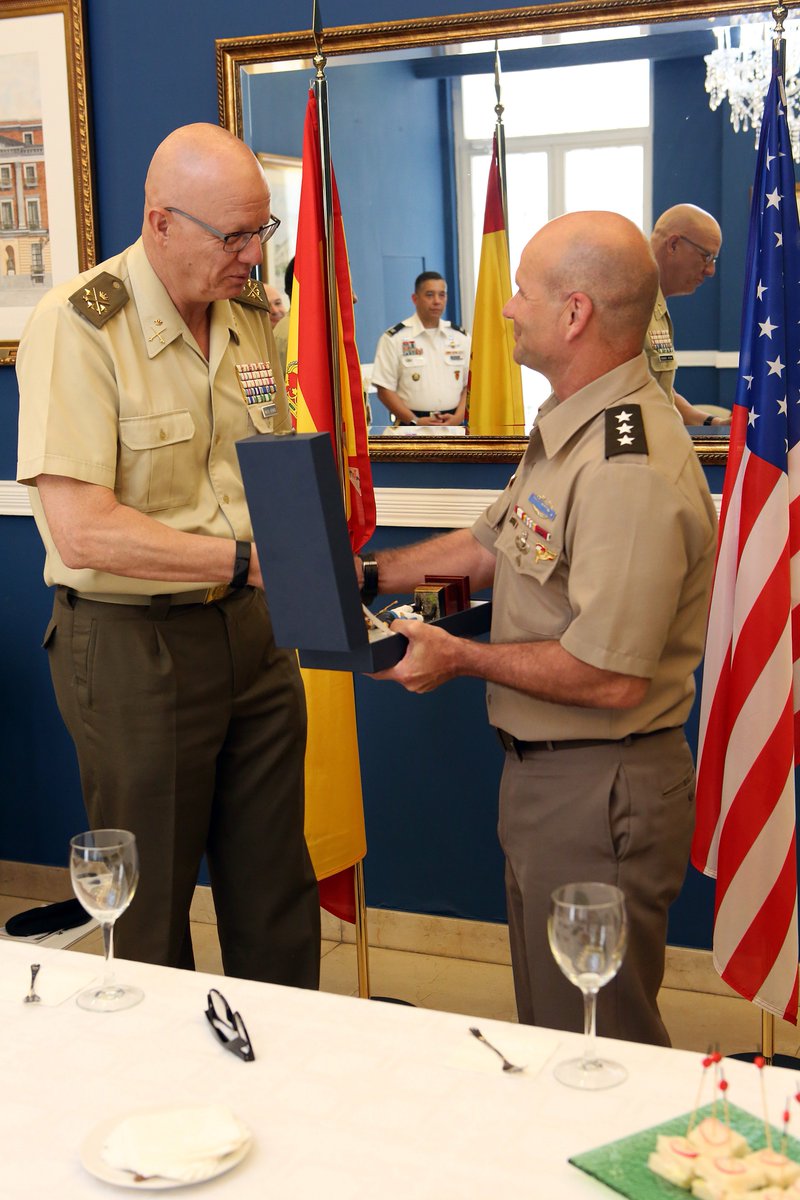 EjercitoTierra's tweet image. El TG Chirstopher Cavoli, Jefe Ejército EEUU Europa #USAREUR @USArmyEurope realiza una visita a España. Ha sido recibido en C.G. #EjércitodeTierra para reunión de trabajo con el Estado Mayor del Ejército sobre diversos temas: Operaciones exterior, Fuerza 2035, etc. #StrongEurope