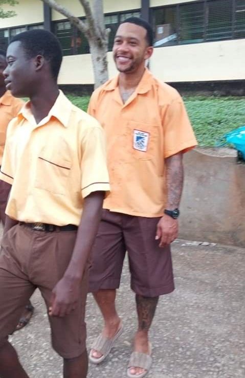 Footballtweet's tweet image. Memphis Depay on a trip to Ghana. 

He wore the students clothes, slept where they slept and helped provide financial support to the school.

What a man. 🇬🇭🙌