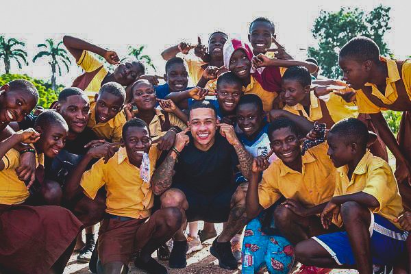 Footballtweet's tweet image. Memphis Depay on a trip to Ghana. 

He wore the students clothes, slept where they slept and helped provide financial support to the school.

What a man. 🇬🇭🙌